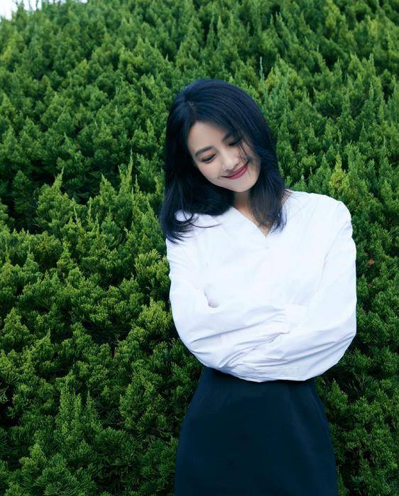 下装|高圆圆的美无需过多修饰,穿朴素衬衫配阔腿裤,人群中美得好醒目