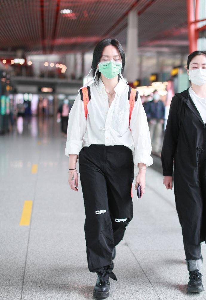 好身材|周笔畅可真奔放，穿衬衫只系两颗扣秀事业线，刺青意外抢镜太时髦