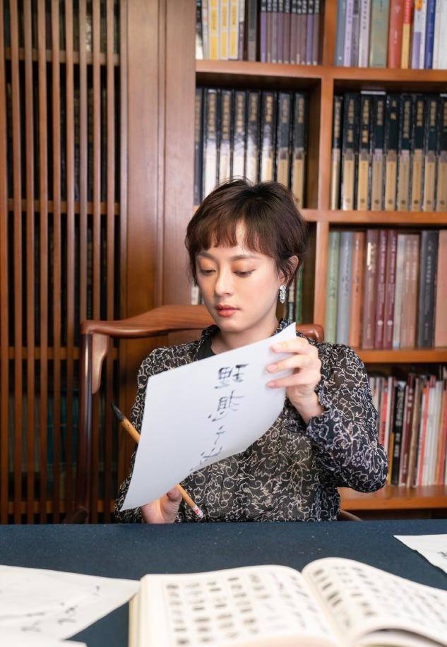 耳环|头一回见孙俪这造型，烫金发穿旗袍差点认不出，突破很大更女人？