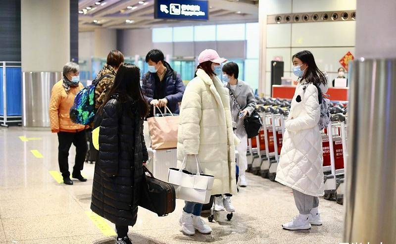 佟大为|佟大为一家走机场，12岁长女身高瞩目，爸爸牵手二女儿妈妈宠儿子