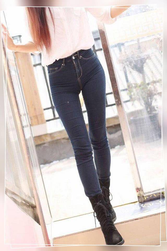 漂亮|牛仔裤精致地提升品味，风格十分的简约