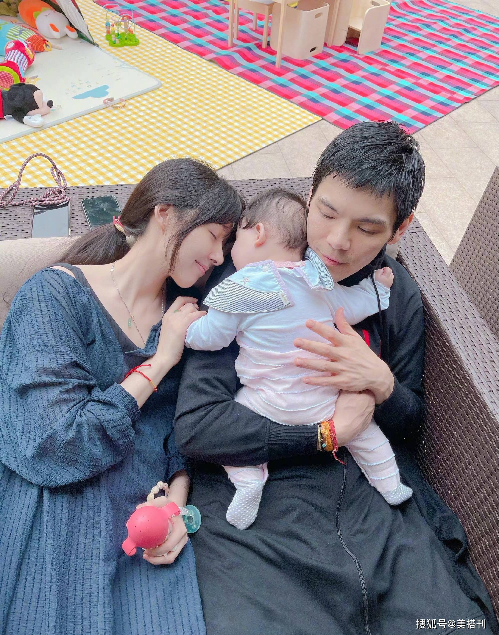 长发|37岁郭碧婷近照,穿亮片长裙长发飘飘,网友:还是当年的清纯女神