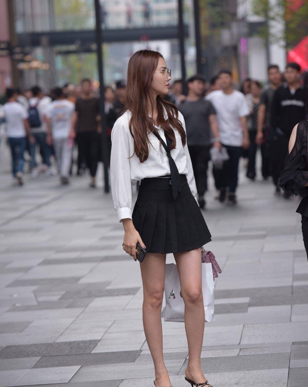 身姿|丝绸衬衣裙与百褶裙大PK，谁能更彰显女性迷人身姿，显瘦还洋气
