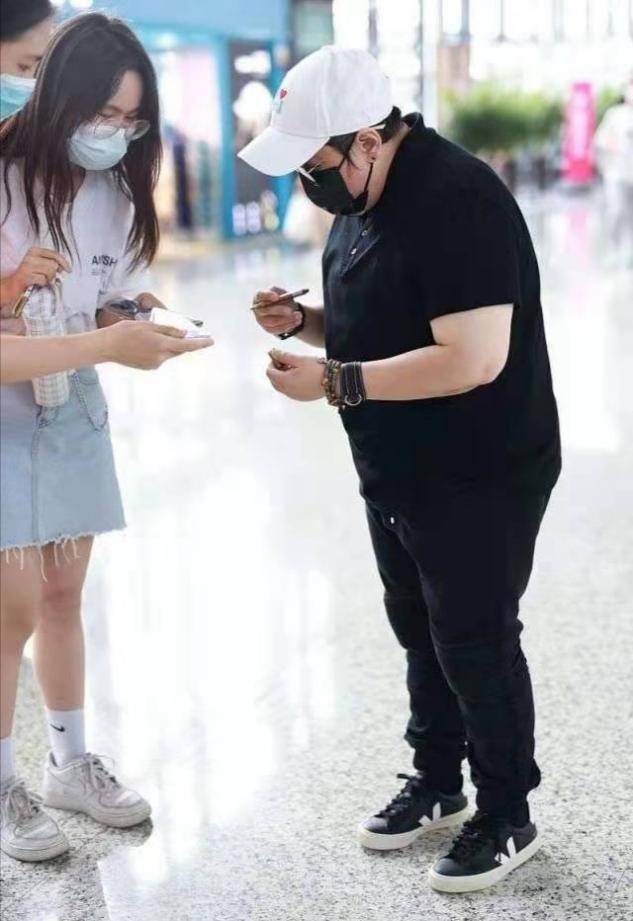 全黑|韩红机场近照瘦不少，穿紧身裤小腿纤细，全黑造型似保镖好严肃？
