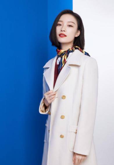 风衣|倪妮一头短发干练知性,穿贵价风衣配丝巾亮相春晚,惊艳网友