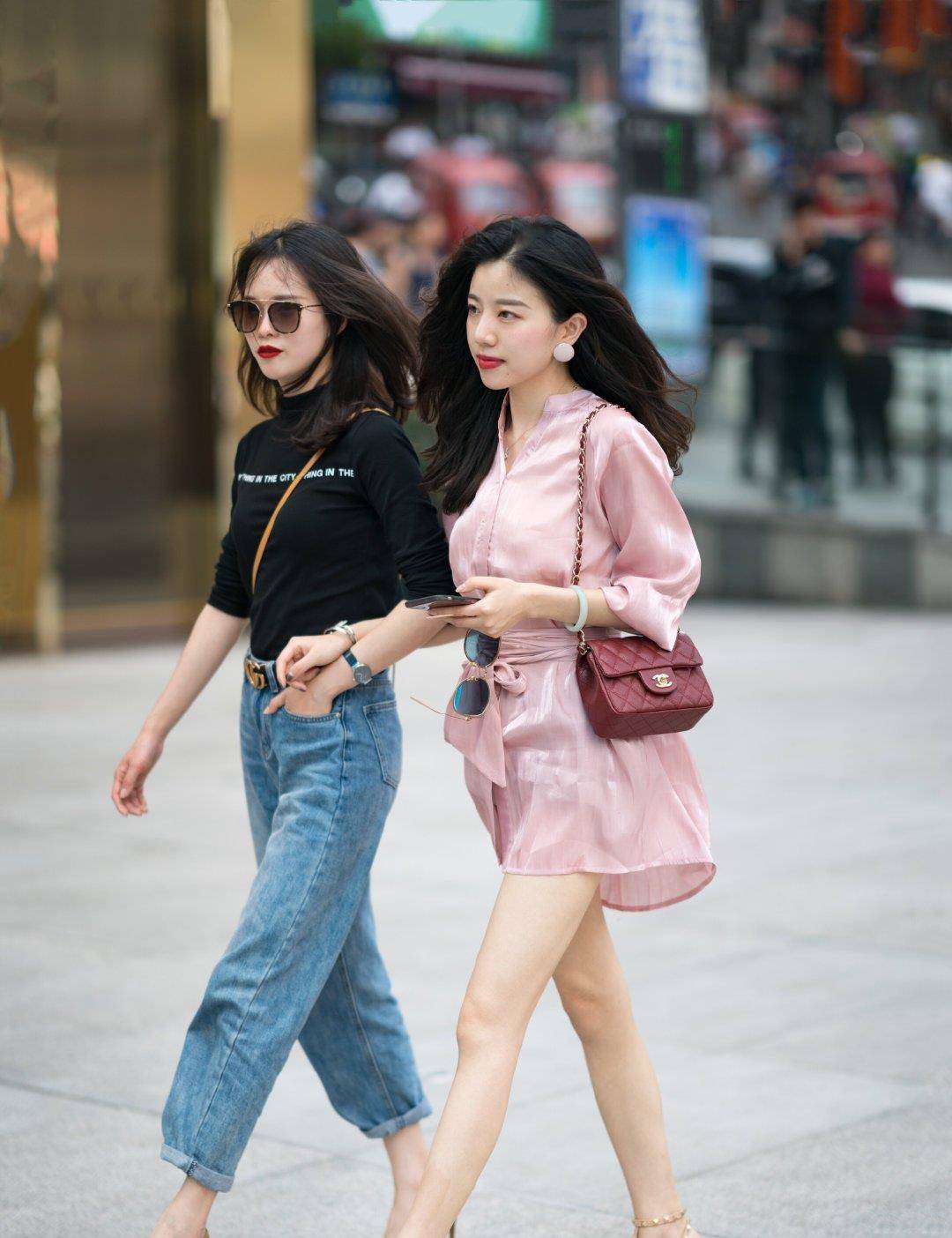 身姿|丝绸衬衣裙与百褶裙大PK，谁能更彰显女性迷人身姿，显瘦还洋气
