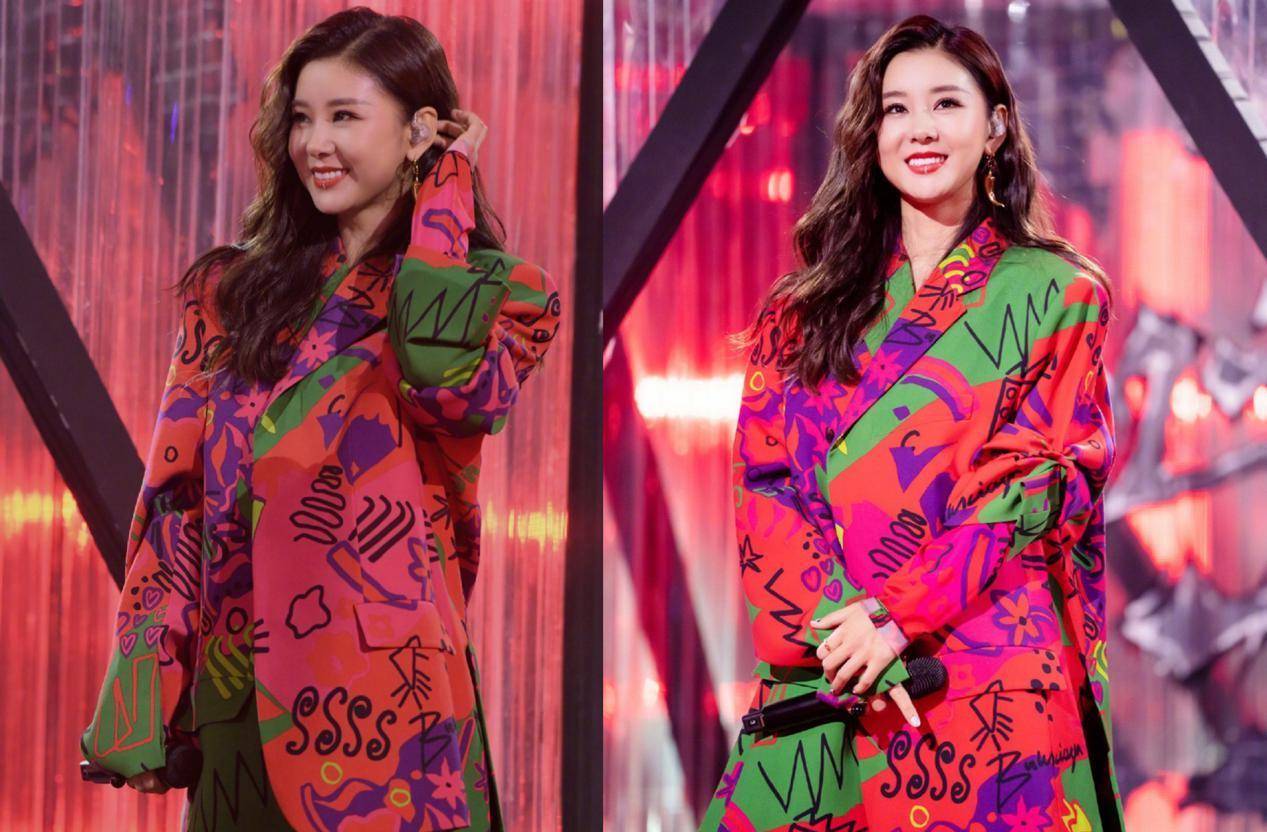 美人|圆脸美人李小萌变狂野，穿涂鸦西装短裙唱歌，罕见唇钉差点认不出