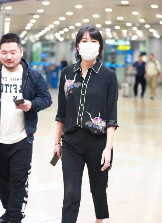 设计|徐静蕾不愧是文艺圈女神，“睡衣外穿”不显邋遢，反而穿出高街范