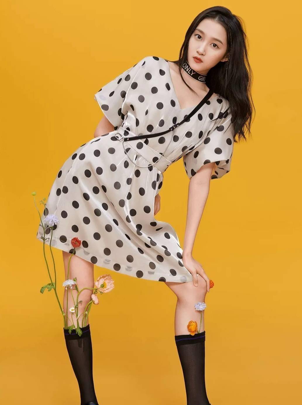 锁骨|关晓彤也迷上淡黄的长裙!修长小腿+美丽锁骨,好一幅夏日美景!