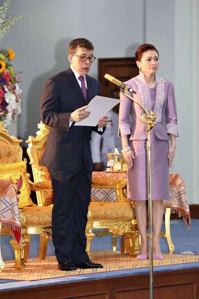 套装|泰王室“铁三角”不再!苏提达连发花卉海报展现王后范,又变美啦