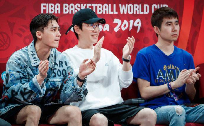 黑色|32岁李易峰和31岁朱一龙同框炫富比帅，一个穿9238，一个只穿1千2