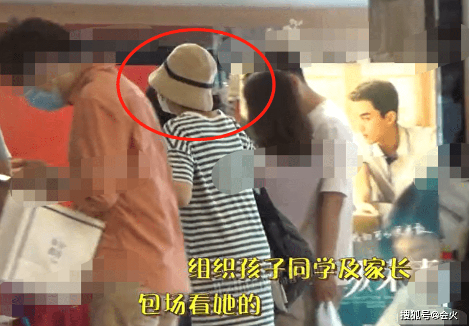 作业|袁泉辅导11岁女儿写作业，全程托腮注视有耐心，全身无名牌接地气