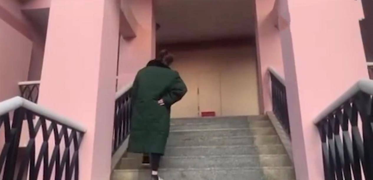身材|33岁张馨予上班真高调，偷穿老公军大衣墨镜营业，众人伺候真气派