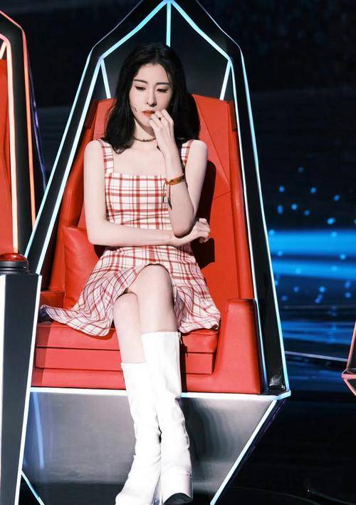 一身|趁着夏天还在，跟着张碧晨穿一身格子连衣裙，甜甜的很可爱