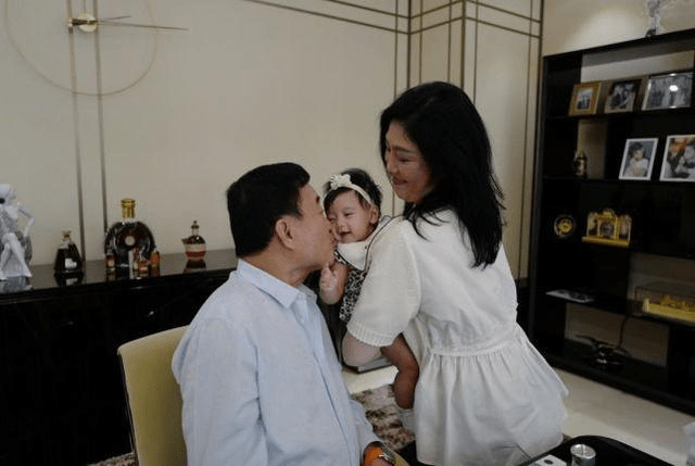 饱和度|英拉一家10口为侄女庆生，哥哥祖孙三代齐亮相，一家人穿成暴发户