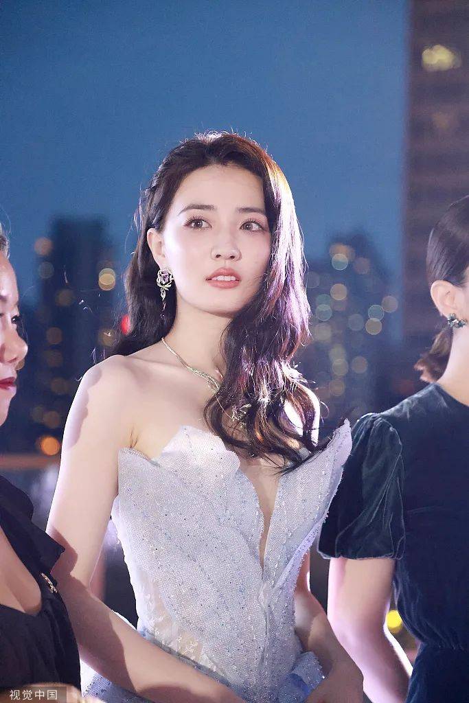 当红|徐璐穿抹胸礼服美呆了！雪肤玉貌魔鬼身材太性感撩人