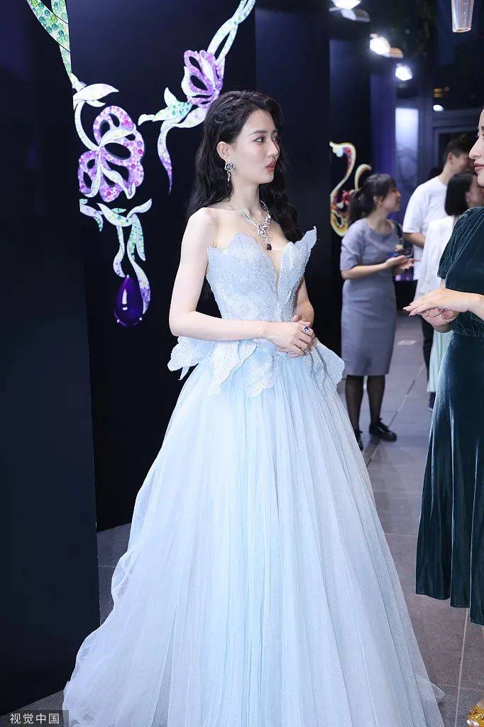 当红|徐璐穿抹胸礼服美呆了！雪肤玉貌魔鬼身材太性感撩人