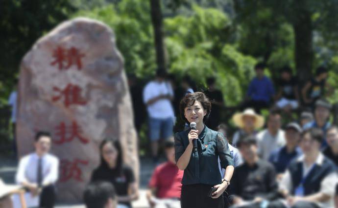 身材|央视主持海霞身材有多好,穿刺绣旗袍秀马蜂腰,女生看了酸到不行