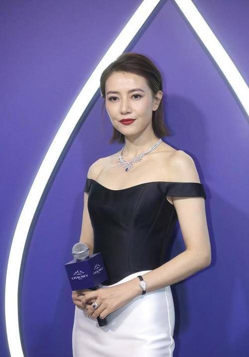 身材|高圆圆穿一字肩长裙大秀身材，就是妆容有点显老，还好气质够足