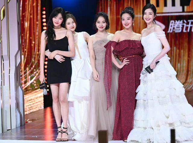 黑色|拾光盛典女明星人均一字露肩礼服,迪丽热巴再次脱颖而出!!