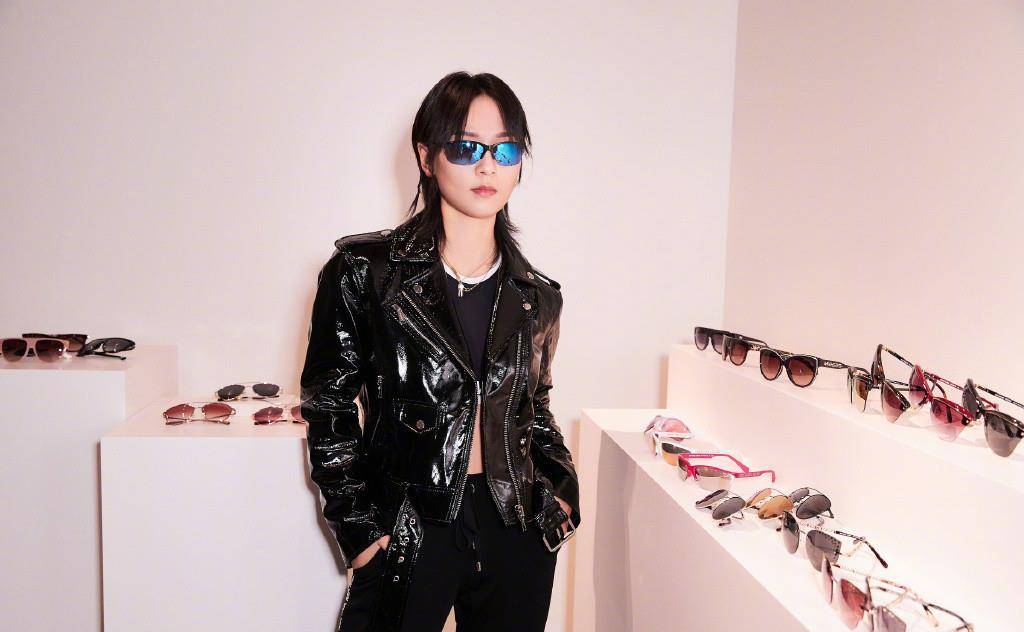 好身材|周笔畅可真奔放，穿衬衫只系两颗扣秀事业线，刺青意外抢镜太时髦