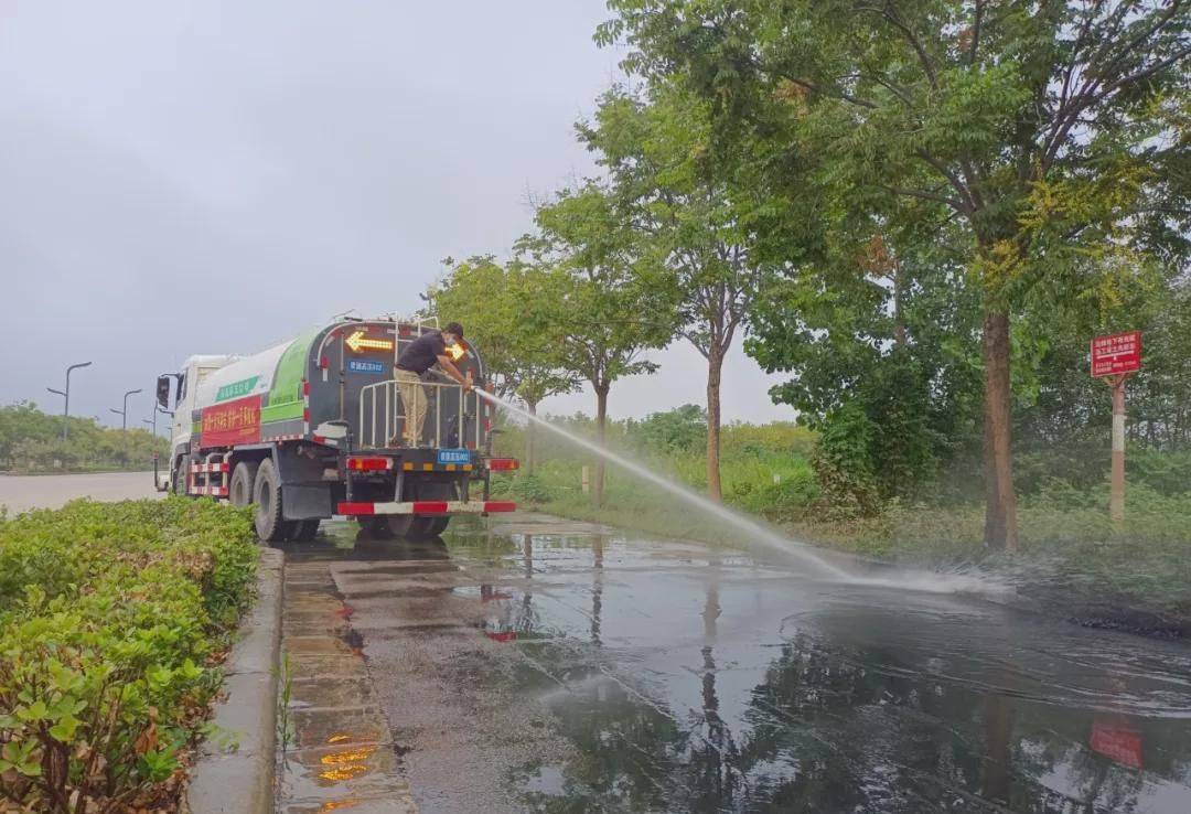 商丘:暴雨过后 道路清淤