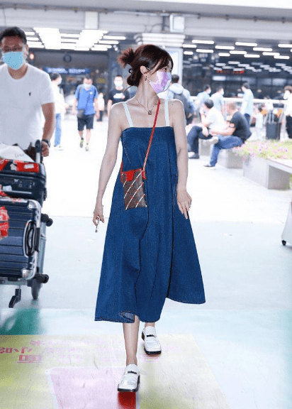 身材|李菲儿这身打扮真不像33，穿吊带牛仔裙青春洋溢，少女感真藏不住！