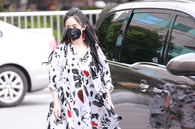 身材|谢娜复工后的穿搭真随性，衣着宽松却不显胖，花哨设计看着更个性