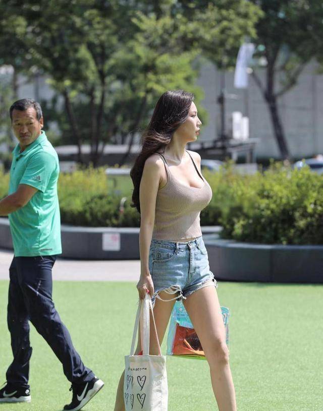 黑色|棕色吊带衫搭配蓝色牛仔裤，颜色搭配合理，非常耐看