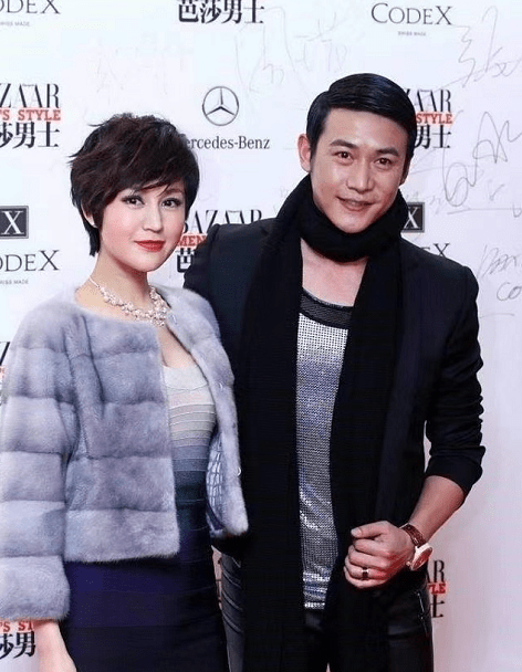 设计|陆毅携娇妻亮相，鲍蕾身穿紧身裙秀曲线，外搭小貂看着就很贵妇
