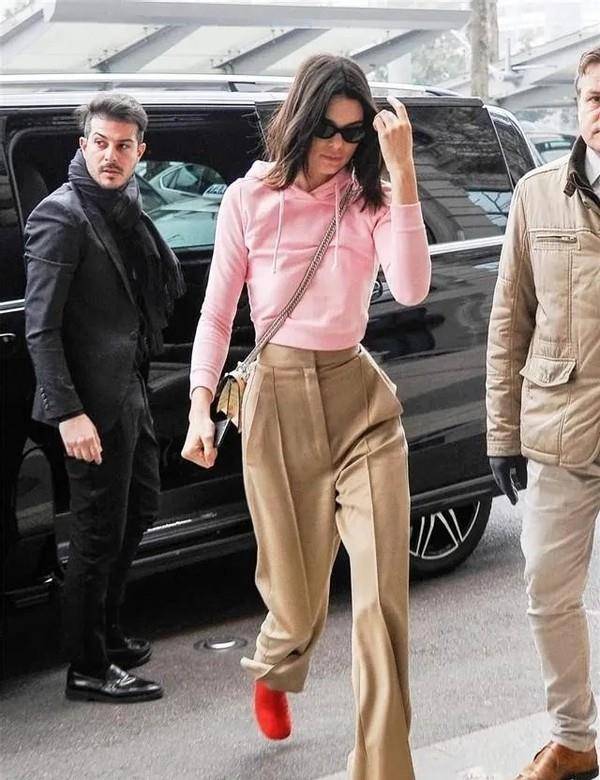 卫衣|汪峰带丈母娘聚餐,章子怡妈妈穿粉衣拎包真富态,大女儿侧颜惊艳