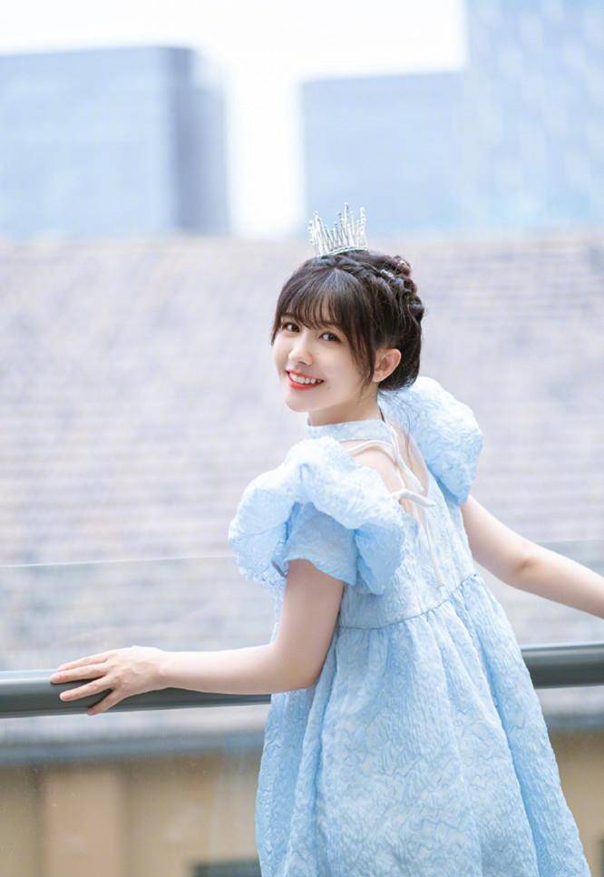 魅力|真替毛晓彤“捉急”,穿拖鞋就去赶飞机,好在穿泡泡裙仍美似仙女