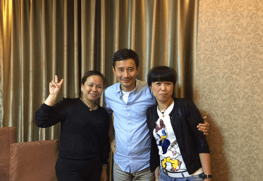 显得|江珊小3岁的二婚老公挺成熟的，把T恤当打底，穿得挺低调朴实的