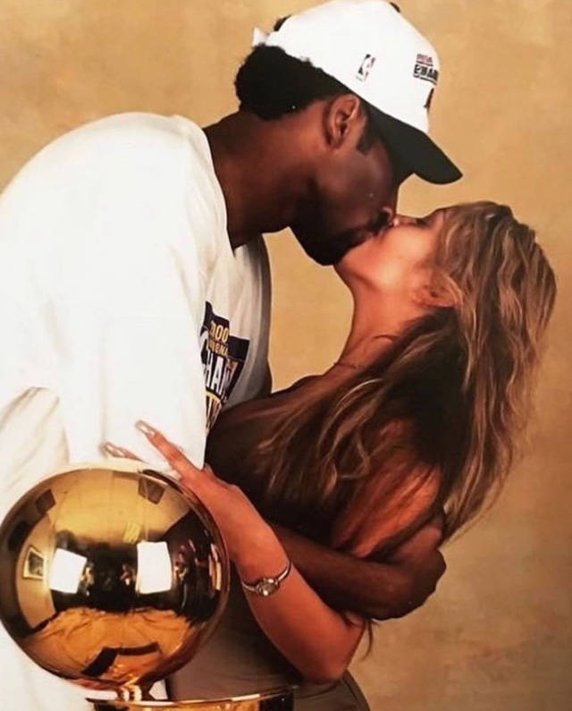 瓦妮莎带着女儿外出游玩 又向科比表白 加索尔 安东尼送玫瑰花 生日