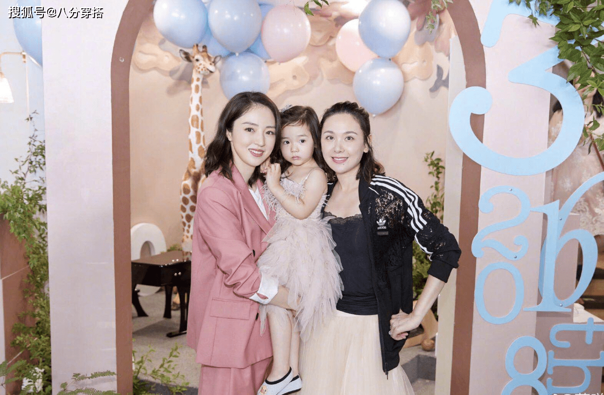 套装|小酒窝继承了董璇的高颜值，穿红色娃娃领套装俏皮可爱，甜美温柔