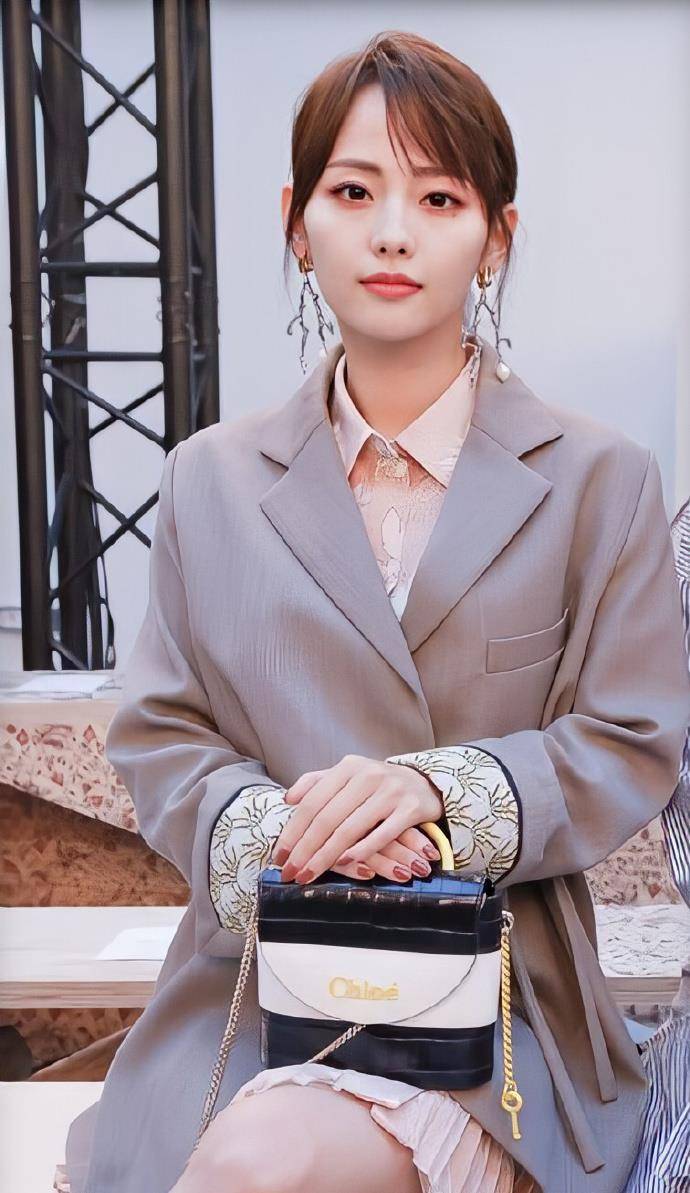 身材|32岁张嘉倪与21岁孟美岐同框炫富比少女感，一个穿2万，一个穿1万