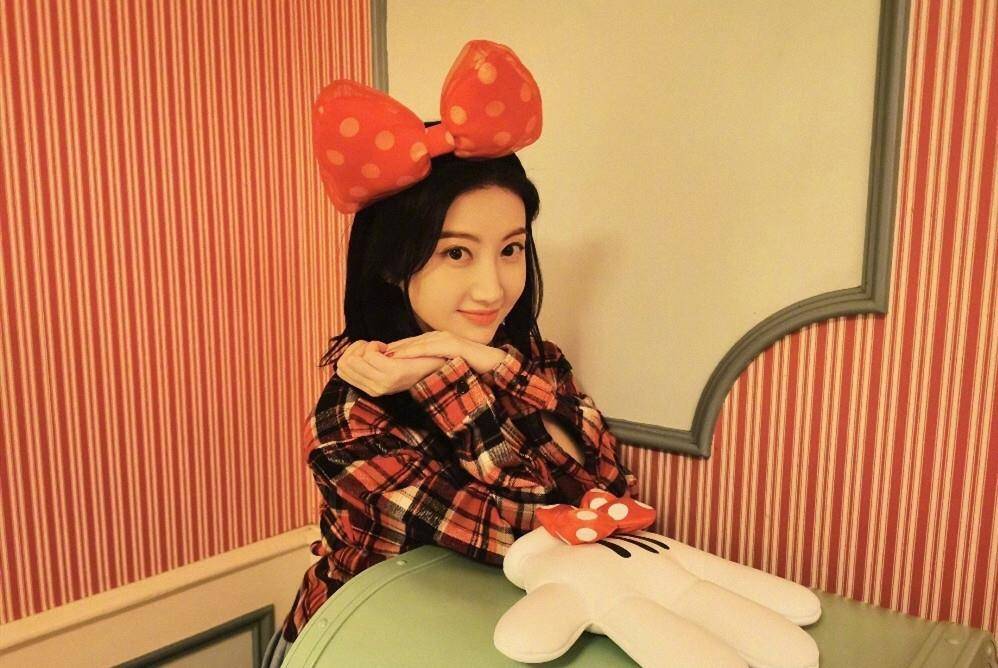 景甜|31岁景甜单身后变胖，罕见紧身衣显“沙漏型”身材，这打扮学不来