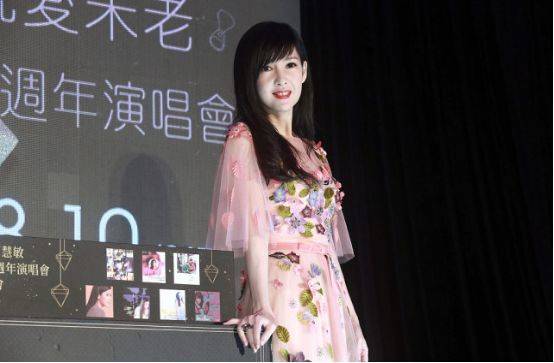 粉色|女人老了像周慧敏这样也挺好，优雅又端庄，穿粉色也依旧动人