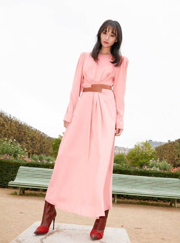 身材|28岁郑爽太瘦，3万风衣走机场168cm穿出178cm，“小鸟腿”太抢镜