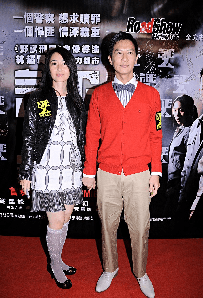 老公|快60岁的关咏荷风韵不减，穿背心裙和老公同框，身材肉肉的但挺美