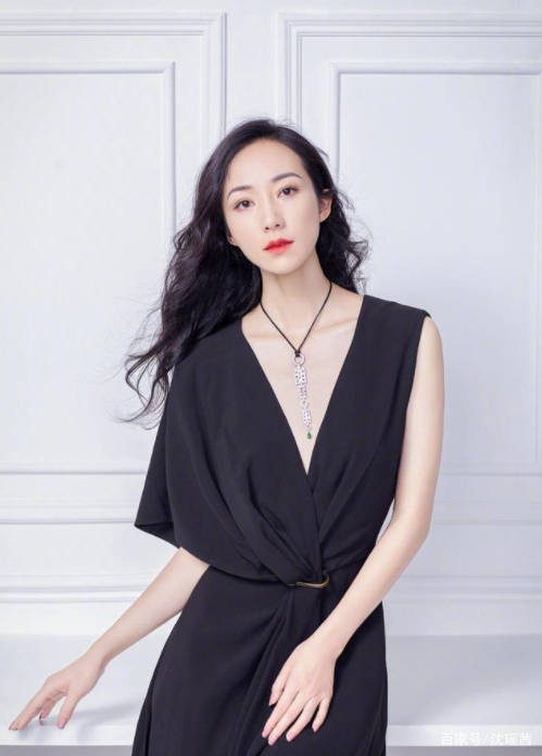马思|马思纯真会挑衣服，黑色深V礼服搭配名贵首饰，优雅高贵还显年轻