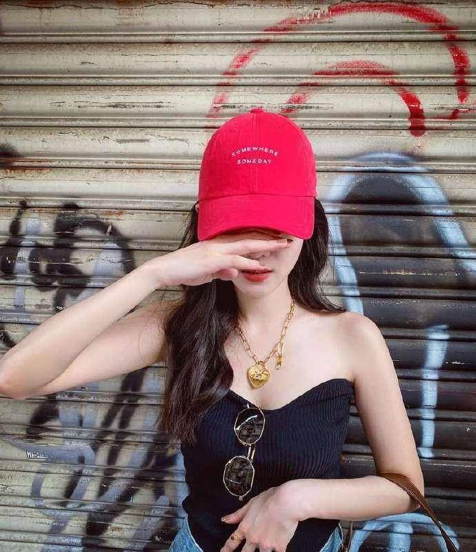 自拍|32岁曾之乔真胆大，罕见穿“尿不湿”秀肩装自拍，这打扮女星少见