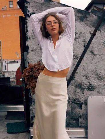 下岗|渣女裙下岗了！2021最流行穿“仙女缎面裙”，好看又高级！