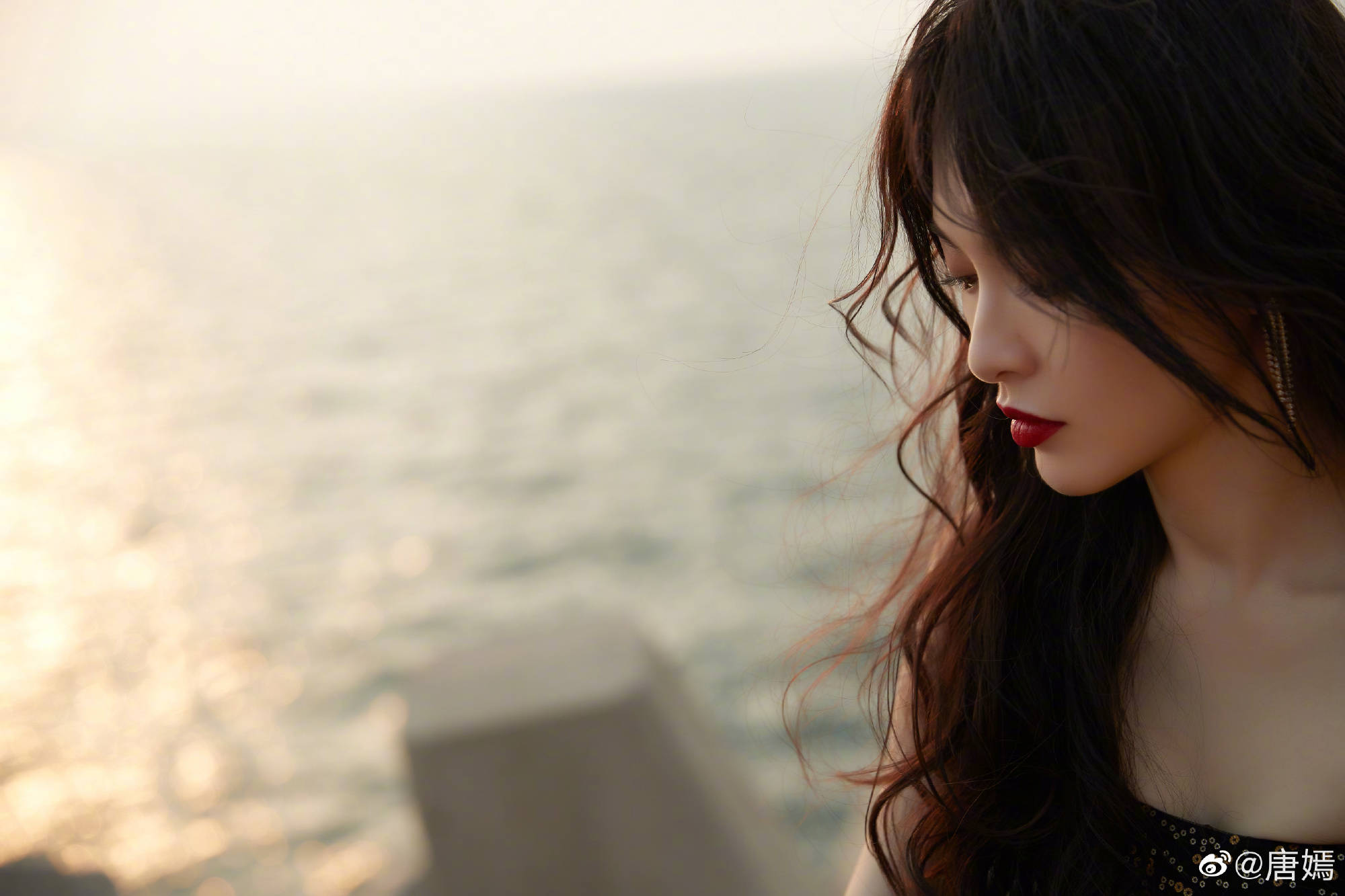 自拍|女明星拍照的两种状态,摆拍妆容精致还精修,自拍素颜且直男角度