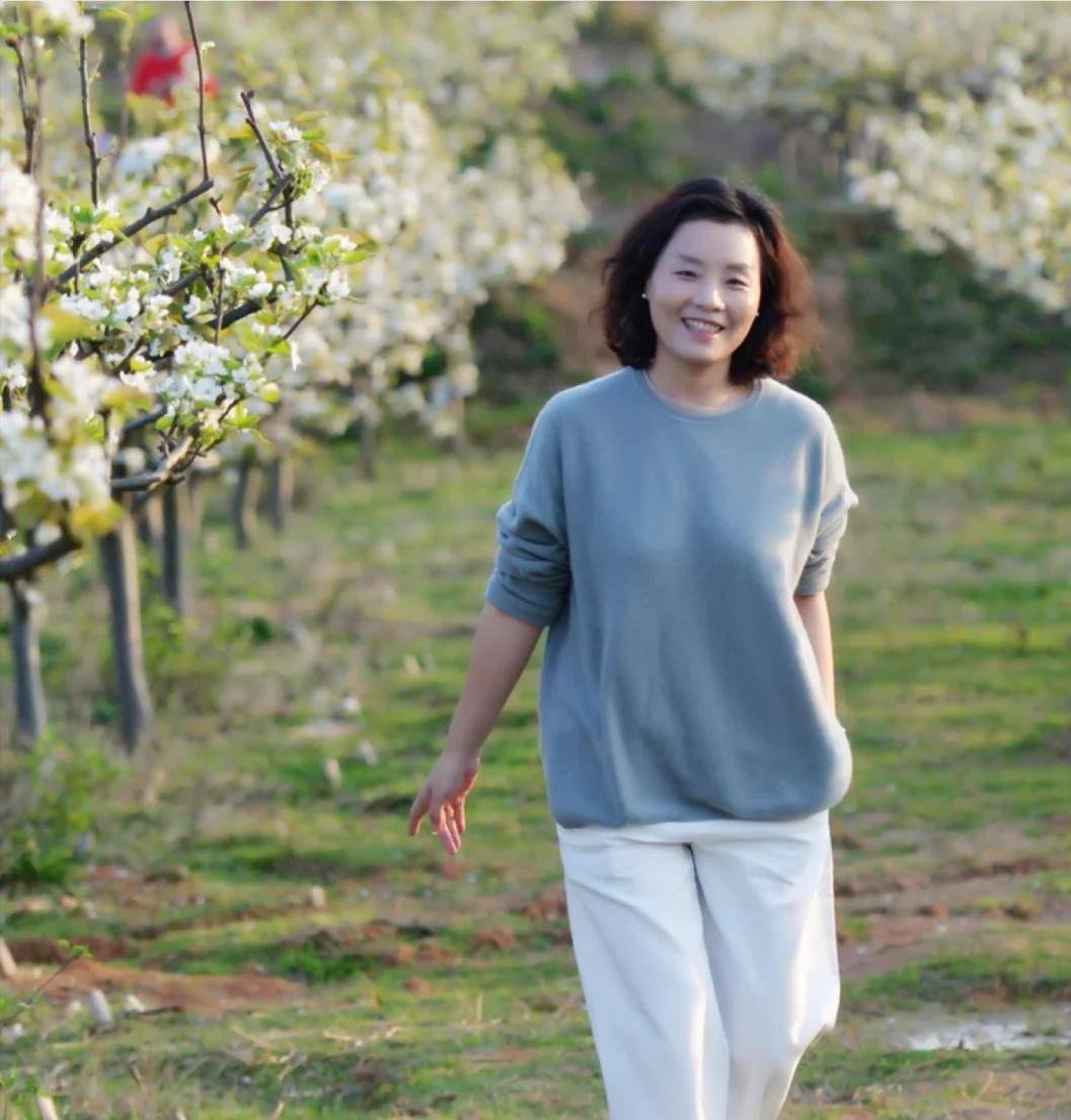 视觉|微胖女性早春怎么穿？学习这些50＋女性的穿搭，时髦优雅还显瘦
