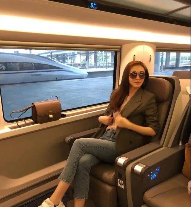 套装|熊黛林不愧是“天生尤物”，穿蓝色西装套装，178身高好抢镜