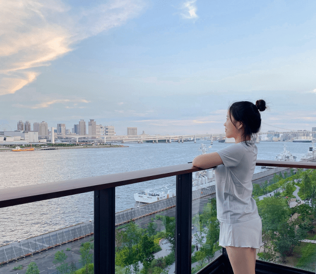 金杨|双金杨倩回国后太潇洒！扎丸子头甜美减龄，奶瓶特效下可爱到膨胀？