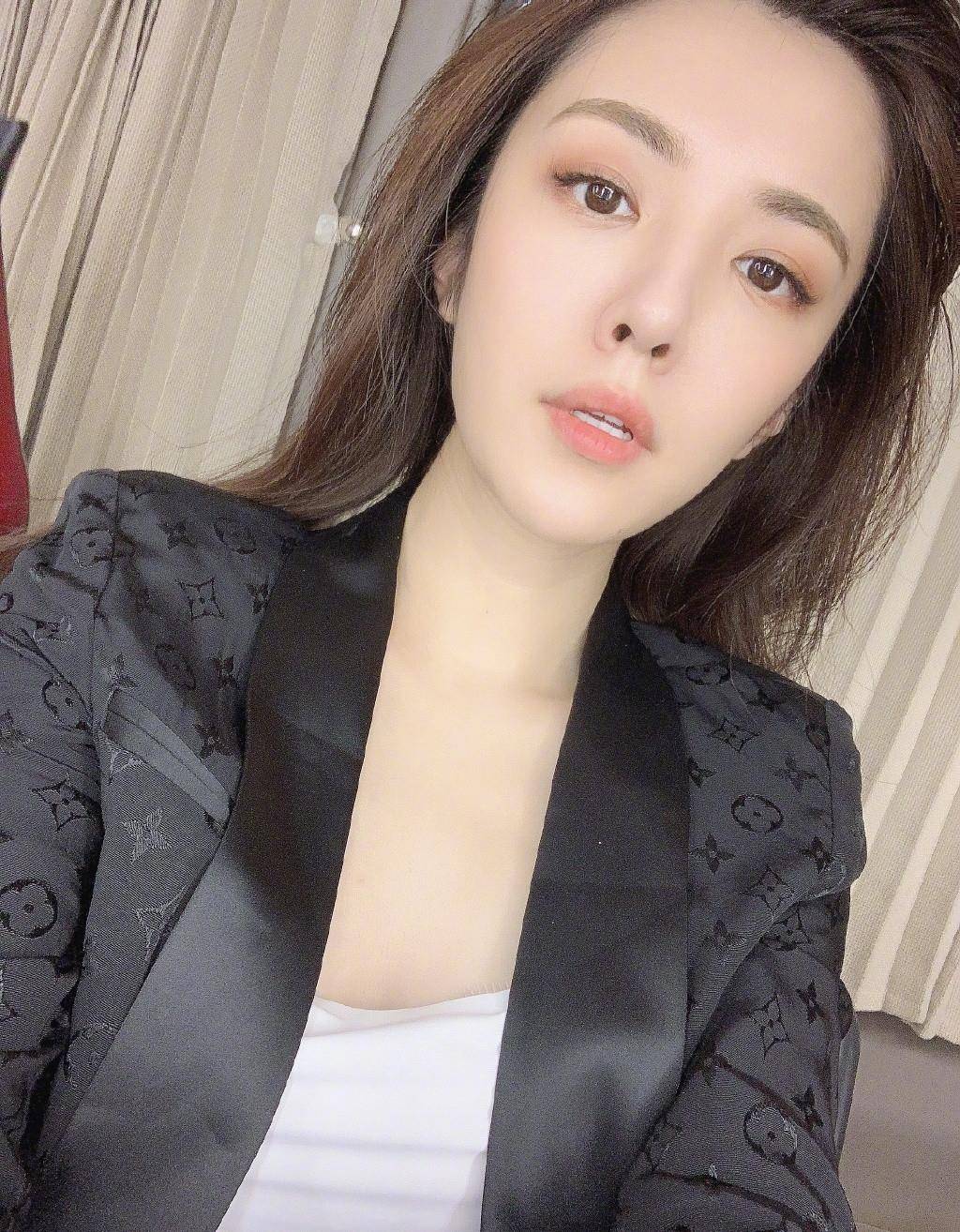 身材|王晓晨体重瘦回86斤，穿黑西装少女感都溢出了，胖瘦之间自由切换
