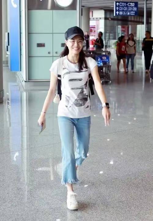 老公|吴敏霞孕后首露面，和老公同穿基础款走机场，打扮低调像邻家姐姐