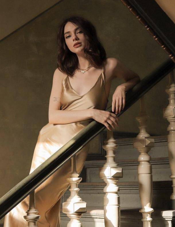 下岗|渣女裙下岗了！2021最流行穿“仙女缎面裙”，好看又高级！